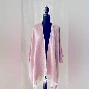✨Gentle Fawn cream and pink shawl in good/fair condition. ✨